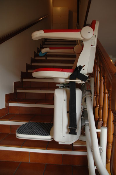 fauteuil monte escalier rouge