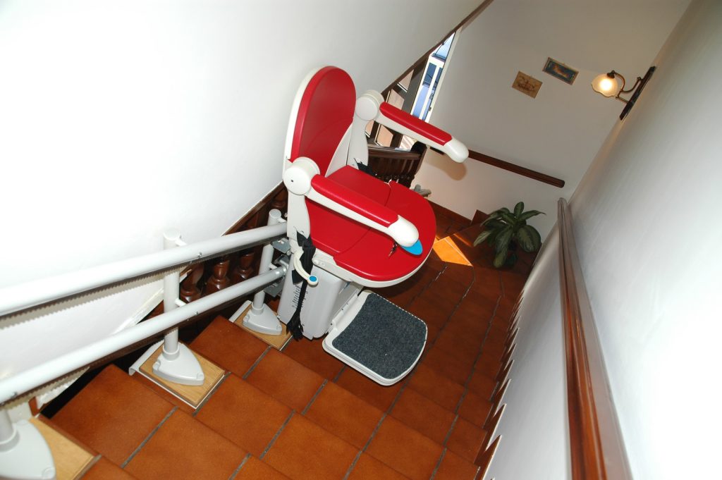 monte escalier pour senior avec un dossier rouge